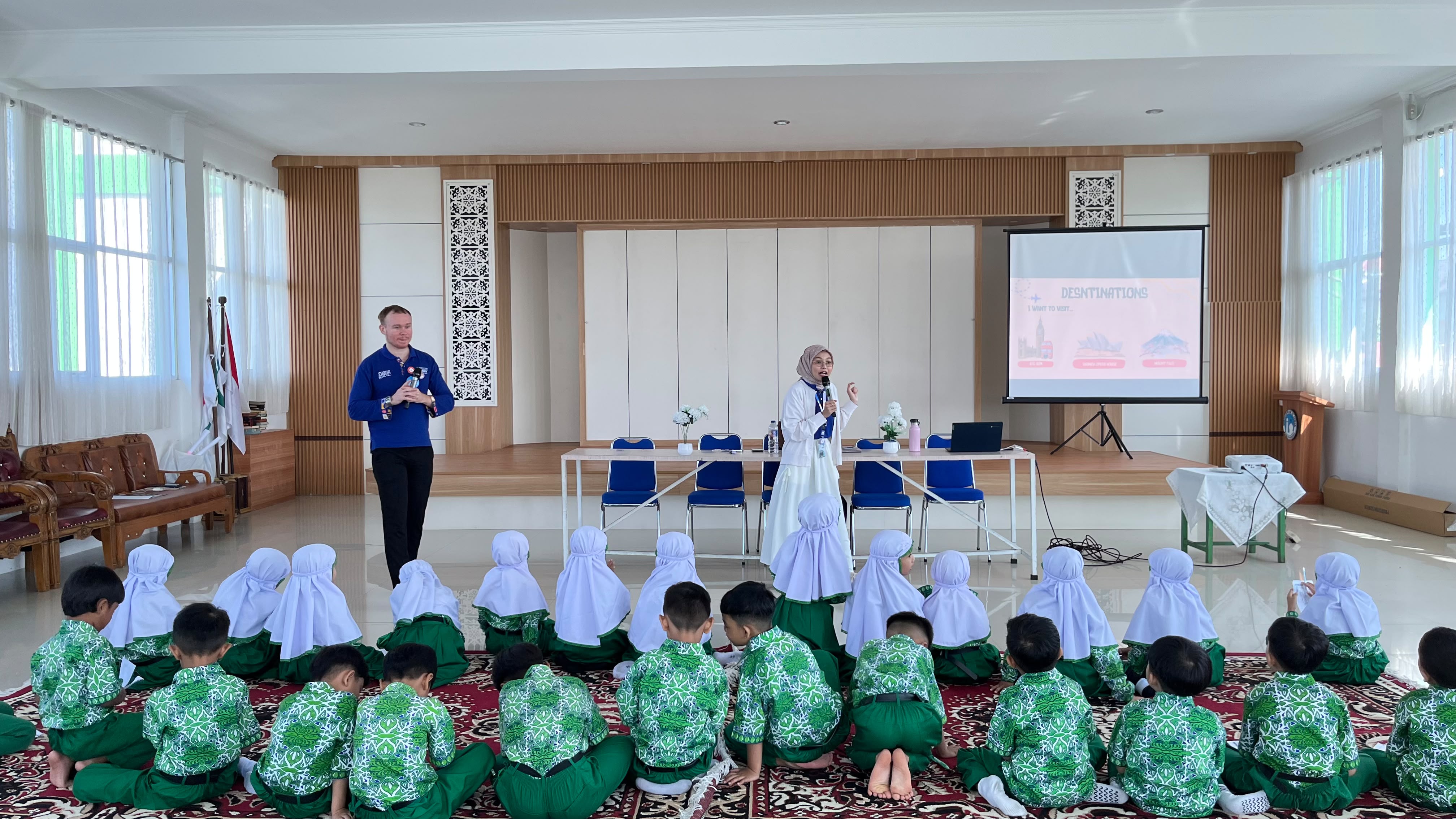 Goes to school “Around The World” with Mr. Marcus foto 3